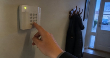 Bedienteil einer Alarmanlage im Hausflur